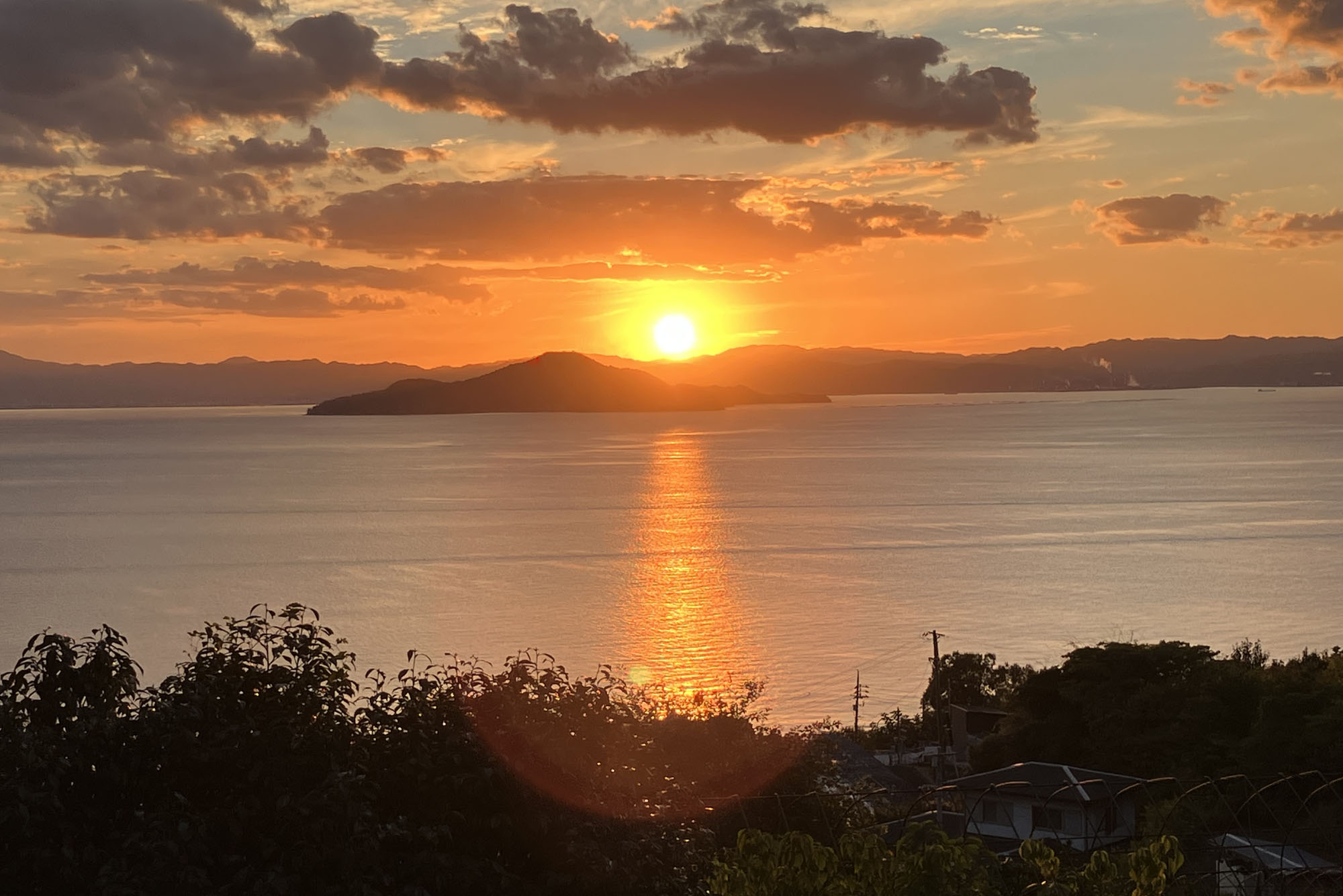 高台から望む瀬戸内海に沈む夕日