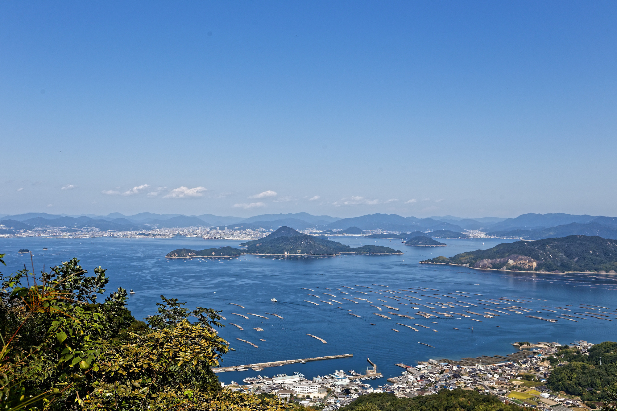 三高山の展望台から望む瀬戸内海の島々