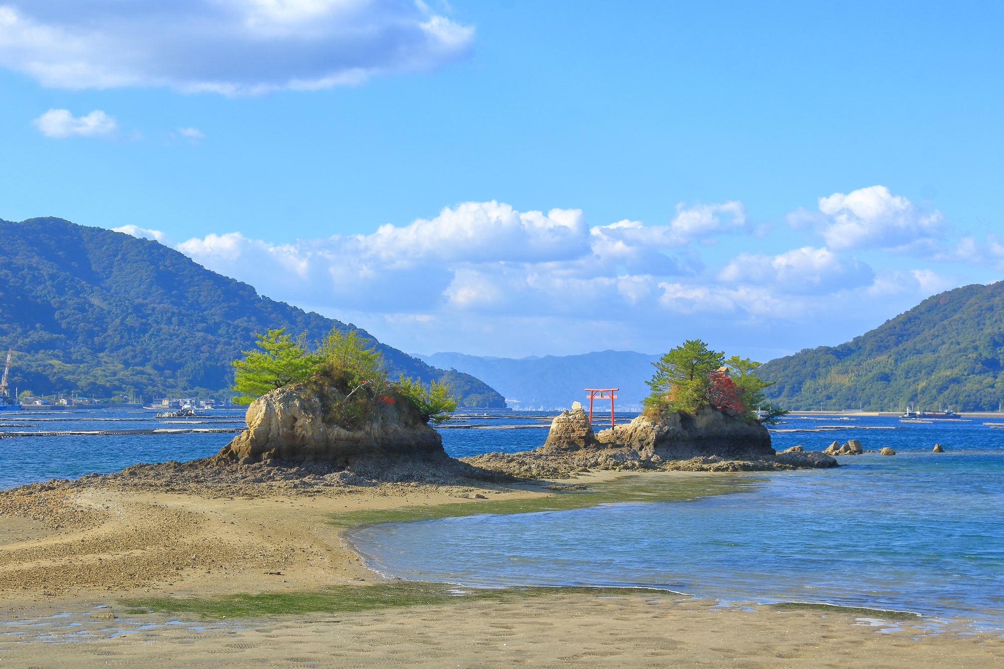 江田島の穏やかな海と海岸の風景