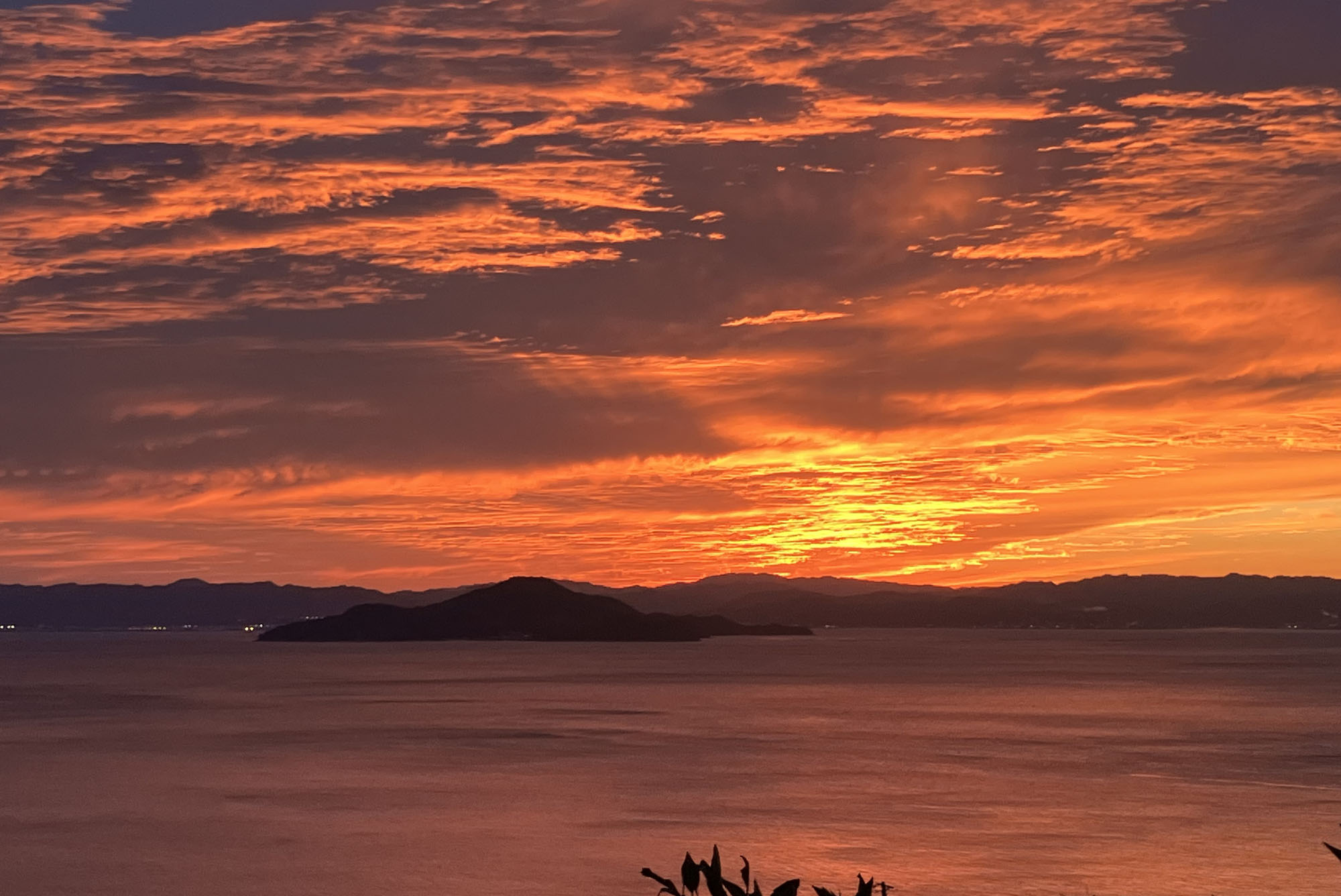 夕暮れに茜色へ染まる瀬戸内海と島々