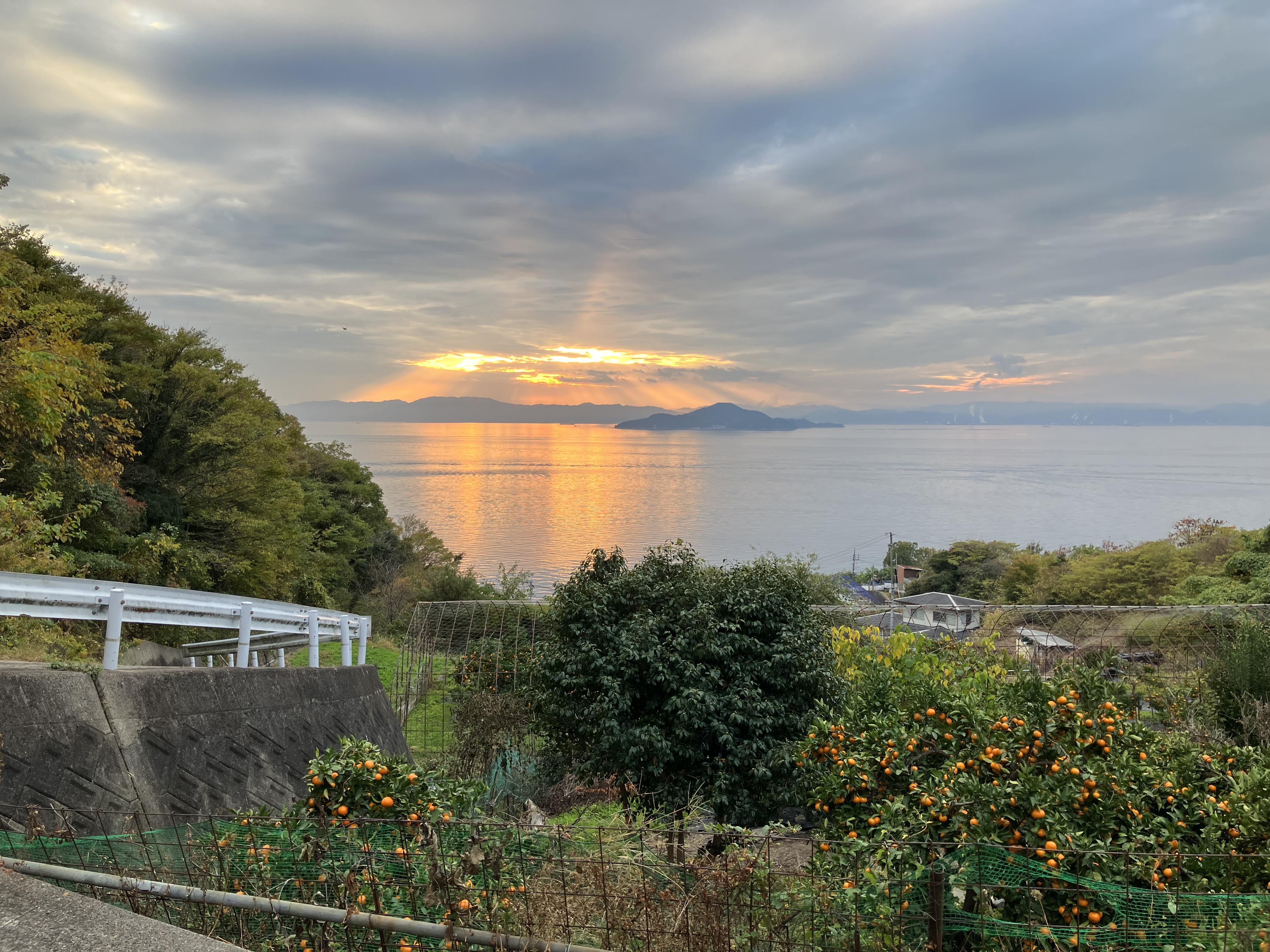 宿へと続く海沿いの道